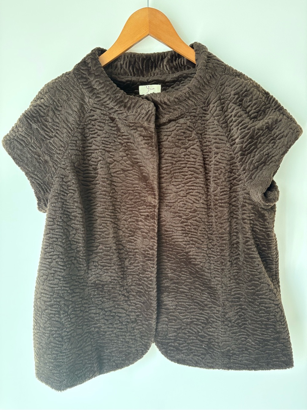 Vintage looking Short-Sleeve Plush Faux Fur Cape like Jacket/Vest in Brown.